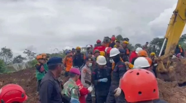 Tim evakuasi gabungan kembali menemukan korban pasca gempa di Kabupaten Cianjur, Jawa Barat. (Foto : net)