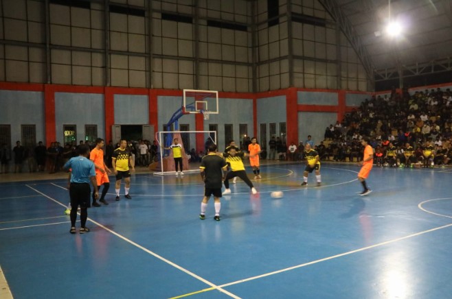 Laga pembuka Turnamen Futsal Bupati Cap 2022 antara tim SJA FC melawan PWI Kotabaru. (Foto : Diskomnifo Kotabaru)