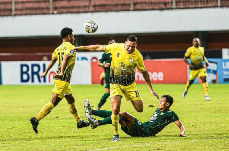 Pemain Barito Putera harus berjibaku merebut bola saat menghadapi Persebaya Surabaya. (Foto : net)