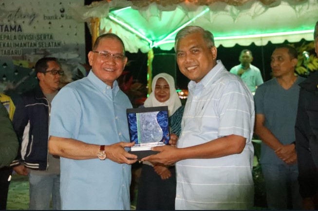 Sambutan hangat Bupati Kotabaru Sayed Jafar kepada Direktur Utama Bank Kalsel dengan pemberian cenderamata.(Foto : Humas Pemkab Kotabaru)