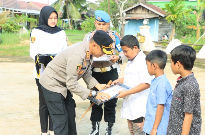 Tiga bocah pemberani yang menggagalkan aksi pencurian di kawasan Sungai Andai Banjamasi saat menerima penghargaan dari Kapolresta Banjarmasin.(Foto : Istimewa)