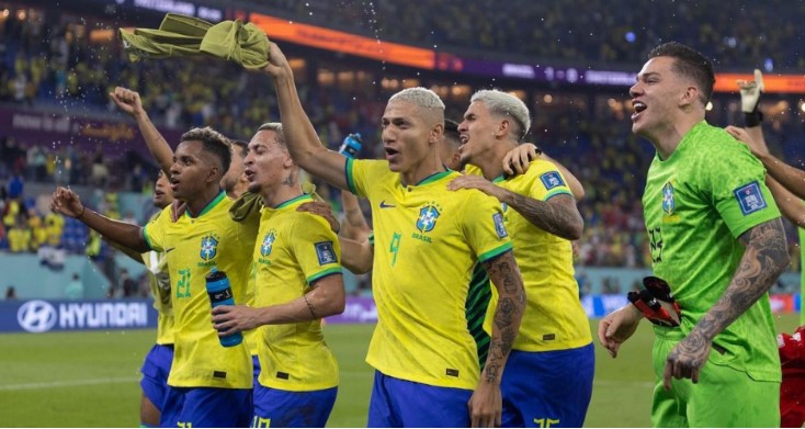Timnas Brasil menyapa pendukungnya setelah bermain memukau dan mengakalhkan Korea Selatan di babak 16 besar Piala Dunia Qatar 2022. (Foto : net)