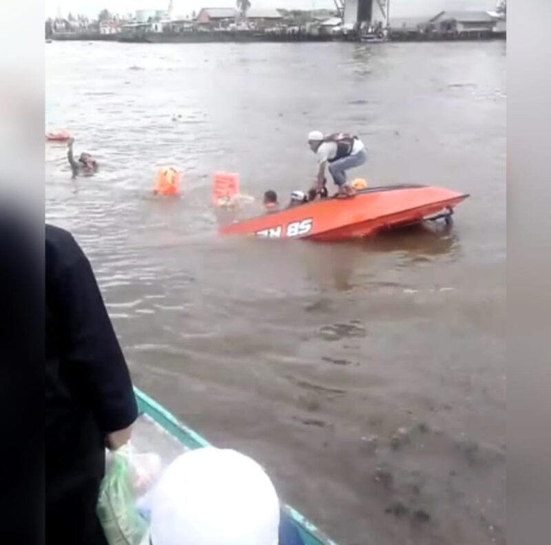 Speedboat relawan yang terbalik dihantam gelombang. (Foto : Istimewa)