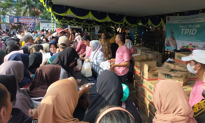 Pasar Murah di Limbur Raya Kabupaten Kotabaru ramai dikunjungi warga. (Foto : Istimewa)