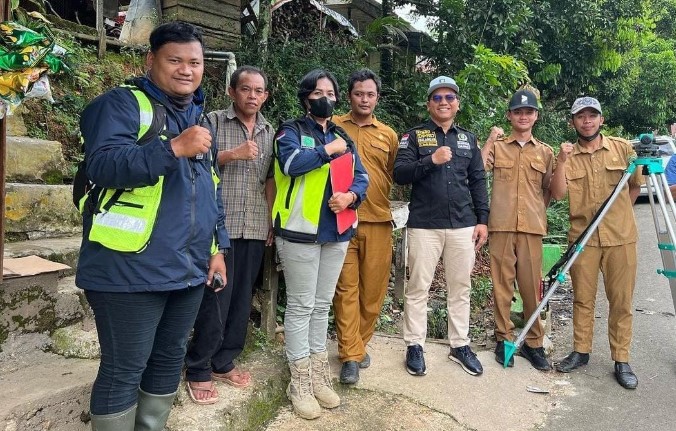 Anggota Komisi I M Rusdin bersama SKPD terkait dan warga saat yang berencana akan membangun siring jalan di Desa Muara Pitap Kabupaten Balangan. (Foto : Istimewa)