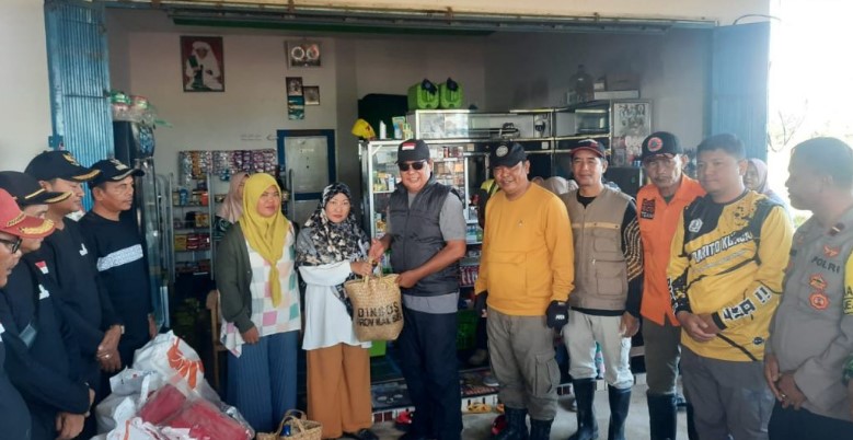 Gubernur Kalsel, Sahnirin Noor menyerahkan bantuan paket sembako kepada warga terdampak banjir di Kabupaten Barito Kuala. (Foto : Istimewa)