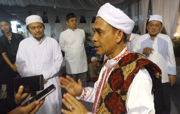 KH Ahmad Sanusi Ibrahim saat dimintai komentar terkair pelaksanaan haul Jama di Kediaman H Abdussamad Sulaiman HB. (Foto : wasaka.id)