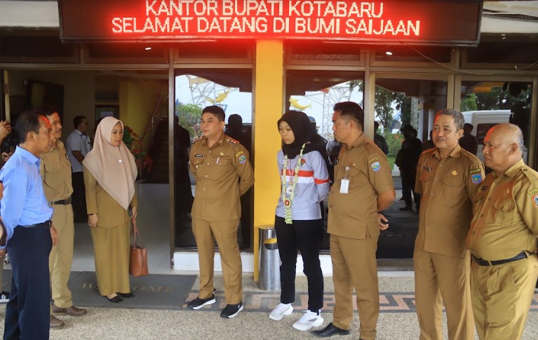 Wakil Bupati Kabupaten Kotabaru beserta Sekda dan pejabat Pemkab, menyambut Yunia Angely Sahdat yang meraih runner up di kejuaraan Sepeda UCI. (Fotp : Istimewa)