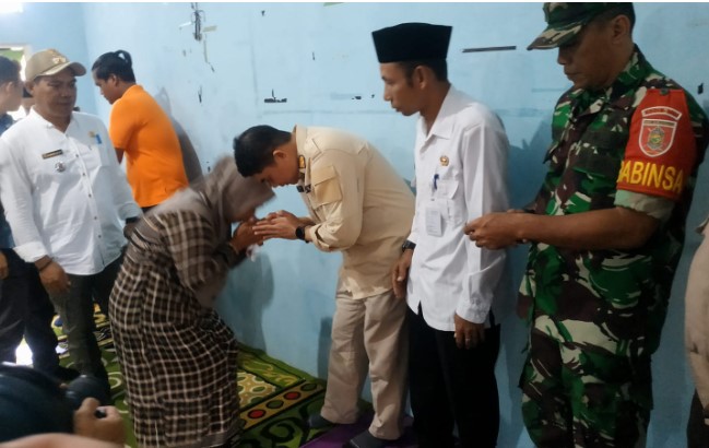 Wakil Bupati Kotabaru, Andi Rudi Latif menyerahkan bantuan kepada warga Desa Rampa Lama. (Foto : Istimewa)