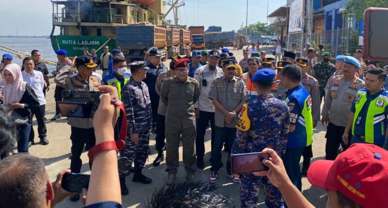 Ketua DPRD Kalsel H Supian HK saat memberikan keterangan kepada wartawan di Pelabuhan Tri Sakti Banjarmasin. (Foto : Istimewa)