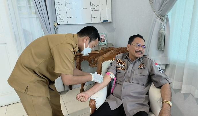Sekretaris DPD Partai Golkar Kalsel, H Supian HK saat menjalani tes kesehatan oleh tim medis. (Foto : wasaka.id)