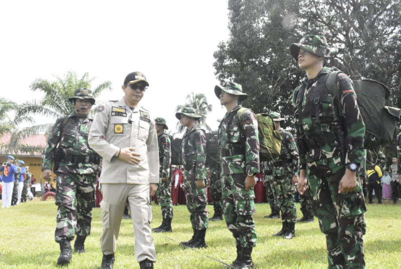 Wakil Bupati Kotabaru, Andi Rudi Latif saat memeriksa pasukan TNI dalam rangka pembukaan TMMD. (Foto : Istimewa)
