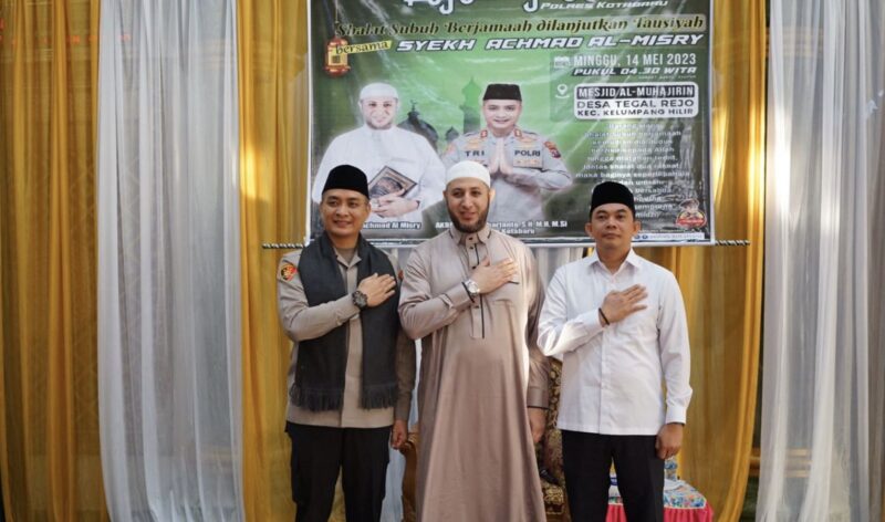 Wakil Bupati Kotabaru dan Kapores Kotabaru juga Syekh Achmad Al Misry usai melaksanakan salat subuh dan tausiyah. (Foto : Istimewa)
