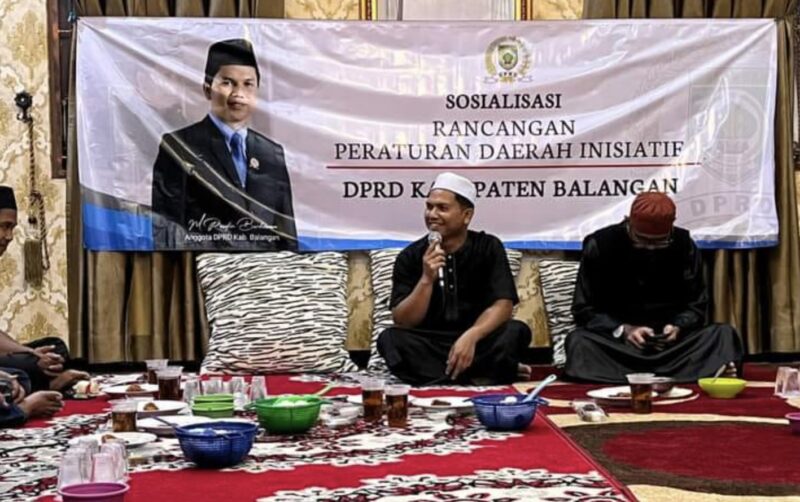 Anggota DPRD Kabupaten Balangan, Rusdin Barhiwan mensosialisasikan Raperda Inisiatif dewan kepada masyarakat. (Foto : Istimewa)