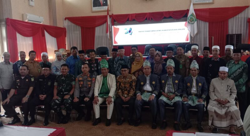 Foto bersama angtara eksekutif dan legislatif usai menggelar rapat paripurna Istimewa dalam rangka peringatan HUT Kabupaten Balangan ke 20. (Foto : Istimewa)
