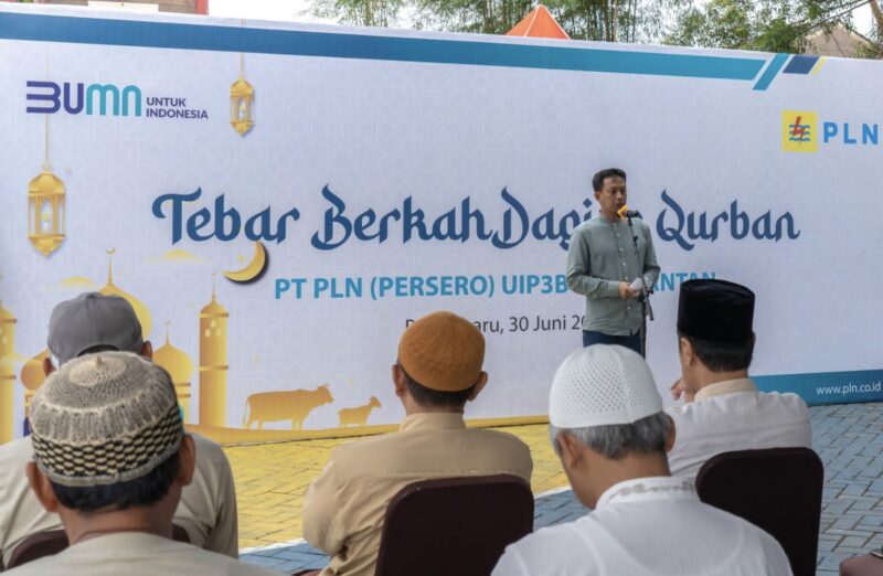 General Manager PLN UIP3B Kalimantan, Abdul Salam Nganro saat menyampaikan sambutan kepada masyarakat sebelum pembagian hewan kurban di hari Raya Idul Adha 1444 H. (Foto : Istimewa)