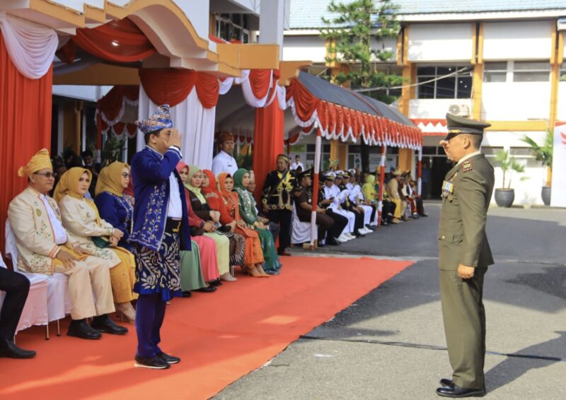 Penghormatan Komandan Upacara kepada Wakil Bupati Kotabaru, Andi Rudi Latif sebagai Inspektur upacara. (Foto : Istimewa)