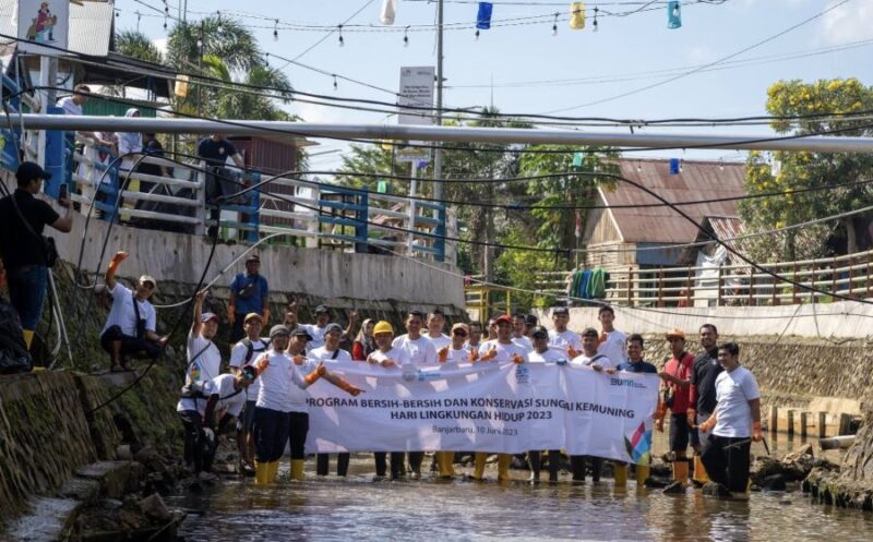kegiatan bersih-bersih Sungai Kemuning di Kawasan Kuliner Kampung Batuah Digital, Kota Banjarbaru. (Foto : Istimewa)