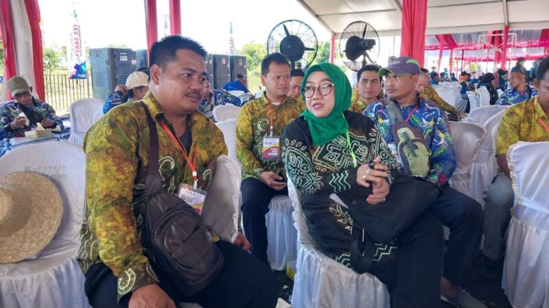 Ketua Komisi II DPRD Balanga, Nur Fariani saat mengujungi peserta Penas KTNA dari Balangan di Sumatera Barat. (Foto : Istimewa)