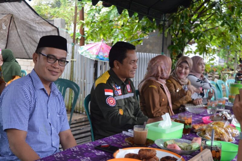 Bupati Balangan H Abdul Hadi bersama Anggota Komisi II DPRD Ahmad Fauzi saat berdiskusi dengan masyarakat Desa Pudak, Kecamatan Awayan. (Foto : Istimewa)