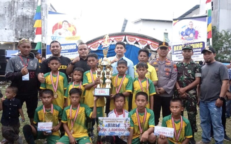 Wakil Bupati Kotabaru, Andi Rudi Latif menghadiri final sepakbola Under 13 sekaligus menutup Tournament Tanjokkarama CUP di Desa Tanjung Seloka Kecamatan Pulaulaut Selatan. (Foto : Istimewa)