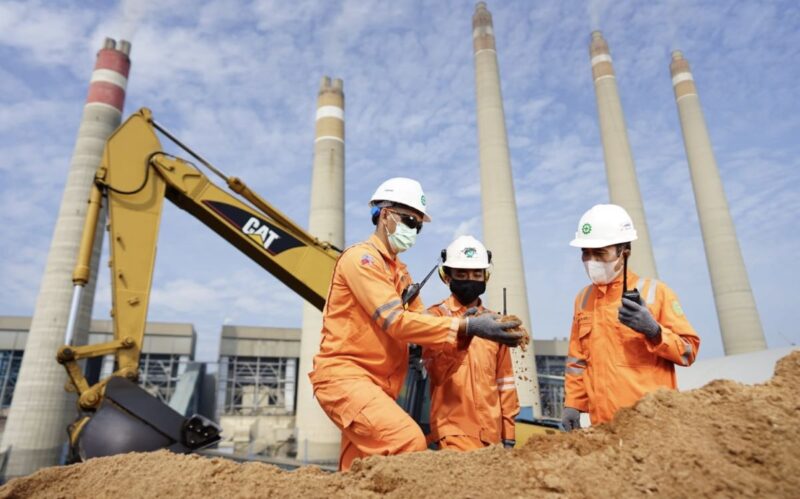 Petugas PLN Indonesia Power melakukan pengecekan terhadap biomassa sawdust. (Foto : Istimewa)