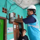 Petugas PLN melakukan penggantian kWh meter ke smart meter di salah satu rumah pelanggan, Fahri (34) di Tebet, Jakarta Selatan. (Foto : Istimewa)