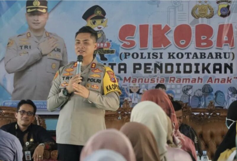 Kapolres Kotabaru AKBP Tri Suhartanto, saat menyampaikan materi program Sikoba Presisi. (Foto : Istimewa)