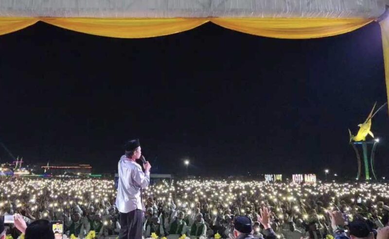 UAS memberikan tusiah dihadapan ribuan jemaah di Kabupaten Kotabaru dalam ranghka menyambut Maulid Nabi Muhammad SAW. (Foto : Istimewa)