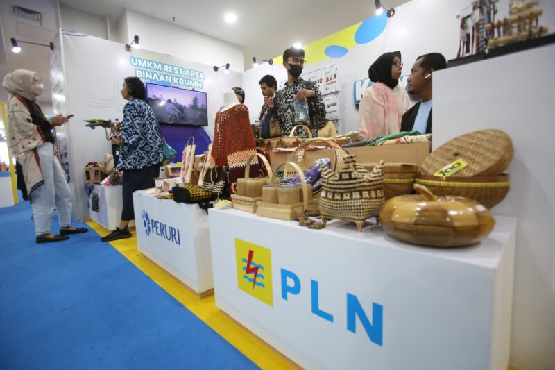 Booth kategori Kriya yang menjual hasil kerajinan tangan pada Bazar UMKM untuk Indonesia periode September yang diselenggarakan oleh Kementerian BUMN bersama PLN dan Peruri menarik perhatian pengunjung pusat perbelanjaan Sarinah, Jakarta, Sabtu (23/9).(Foto : Istimewa)
