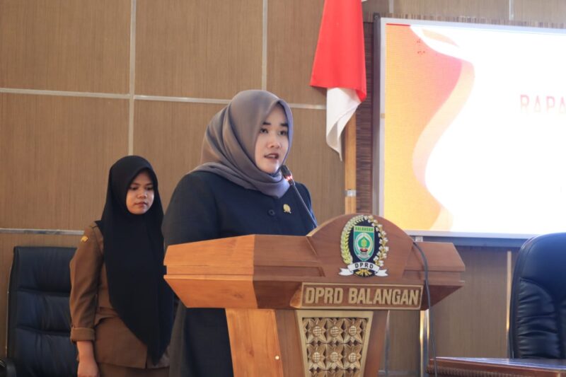 Nikmah, anggota DPRD Kabupaten Balangan, saat menyampaikan tanggapan pada rapat paripurna. (Foto : Istimewa)