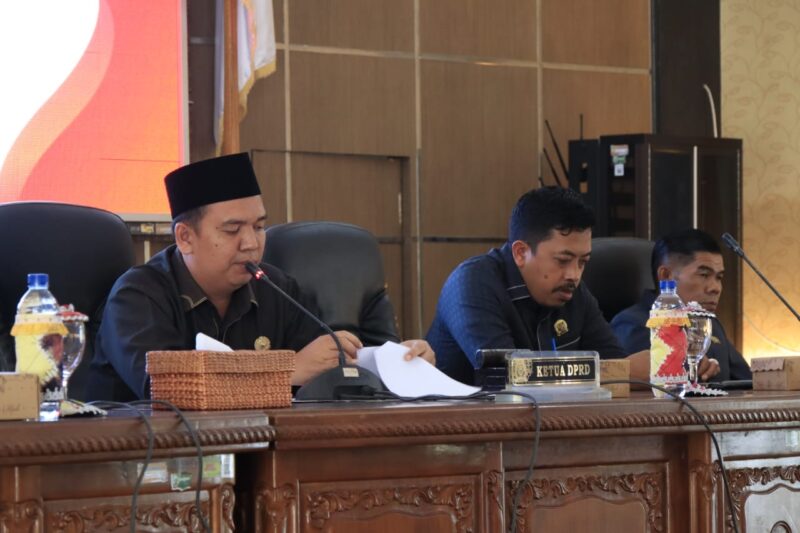 Ketua DPRD Kabupaten Balangan, Ahsani Fauzan memimpin rapat Paripurna. (Foto : Istimewa)