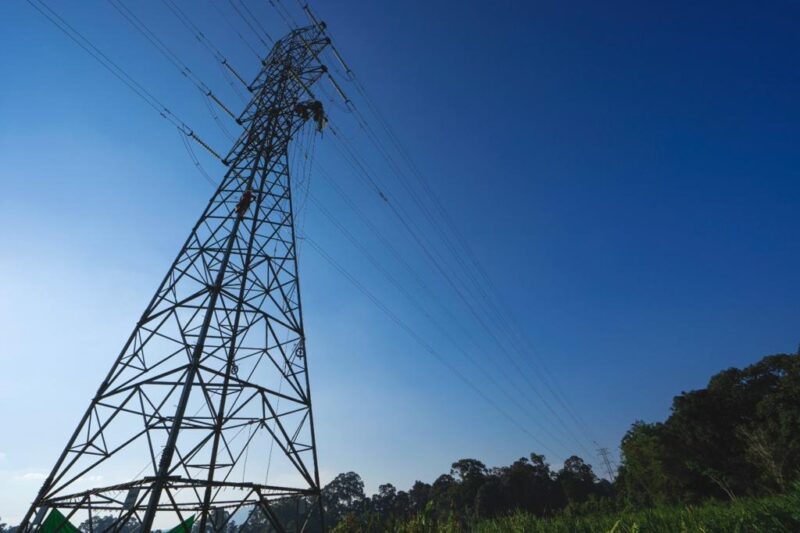 Tim PDKB UP3B Sistem Kalbar melakukan rekoduktoring atau penggantian kabel (Konduktor) pada Saluran Udara Tegangan Tinggi (SUTT) 150 kV Tayan – Sanggau Kalimantan Barat yang dilakukan secara online atau tanpa padam. (Foto : Istimewa)