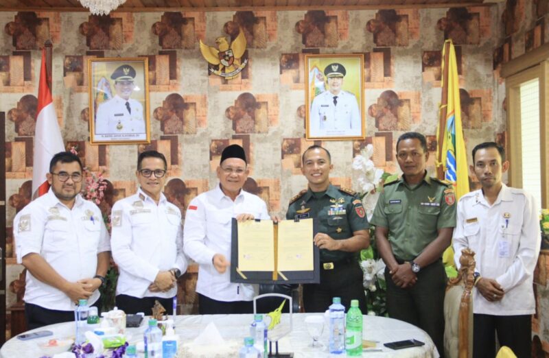 Memorandum of Understanding (MoU) antara Pemkab Kotabaru dan Kodim 1004 Kotabaru tentang Karya Bakti TNI. (Foto : Istimewa) 