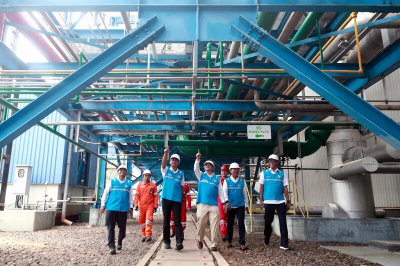 Dari kiri ke kanan: Direktur Perencanaan Korporat dan Pengembangan Bisnis PLN, Hartanto Wibowo; Direktur Utama PLN Darmawan Prasodjo; Direktur Jenderal Energi Baru Terbarukan dan Konservasi Energi Kementerian ESDM, Yudo Dwinanda Priaadi; Direktur Utama PLN Nusantara Power, Ruly Firmansyah; Direktur Transmisi dan Perencanaan Sistem, Evy Haryadi saat meninjau lokasi Green Hydrogen Plant pertama di Indonesia hasil inovasi PLN yang berlokasi di kawasan Pembangkit Listrik Tenaga Gas Uap (PLTGU) Muara Karang, Pluit, Jakarta, Senin (9/10). (Foto : Istimewa)