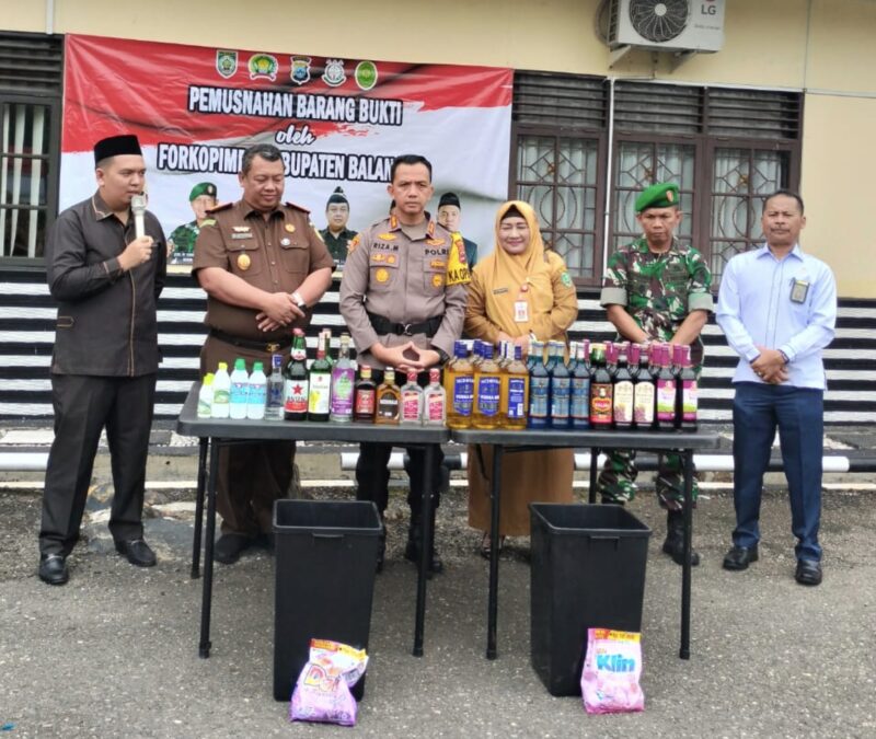 Ketua DPRD Balangan, Ahsani Fauzan menyampaikan apresiasi kepada jajaran Polres Balangan terkait penyitaan minuman beralkohol.(Foto : Istimewa)