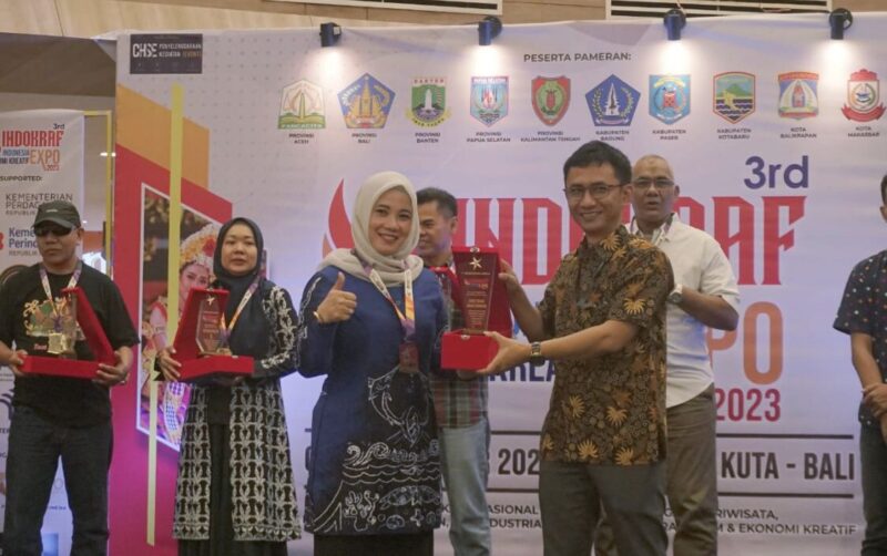Disparpora Kotabaru mendapat penghargaan stand pariwisata terbaik di pameran Indokraf Indonesia 2023 di Kuta Bali. (Foto : Istimewa)