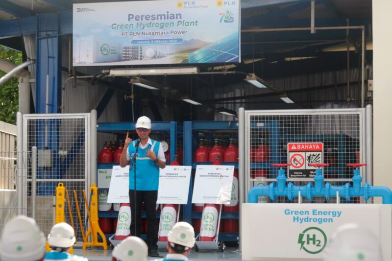 Direktur Utama PLN Darmawan Prasodjo saat menyampaikan sambutan dalam acara peresmian Green Hydrogen Plant pertama di Indonesia yang berlokasi di kawasan Pembangkit Listrik Tenaga Gas Uap (PLTGU) Muara Karang, Pluit, Jakarta, Senin (9/10). GHP ini merupakan hasil inovasi yang terus dilakukan PLN dalam menjawab tantangan transisi energi. (Foto : Istimewa)