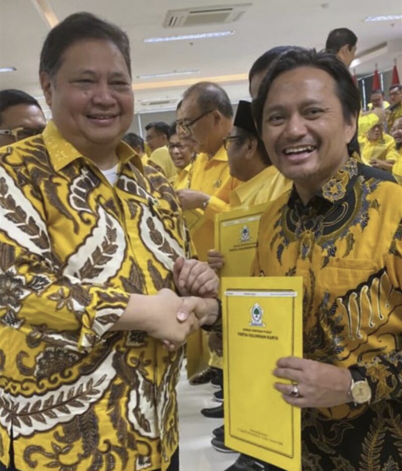 Ketua Umum Partai Golkar, Airlangga Hartarto menyerahkan berkas dukungan bakal calon kepala daerah di Pilkada 2024. (Foto : Istimewa)