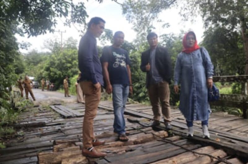 Anggota DPRD Bakangan meninjau lokasi infrastruktur yang saat ini perlu perhatian pemerintah daerah. (Foto : Istimewa)