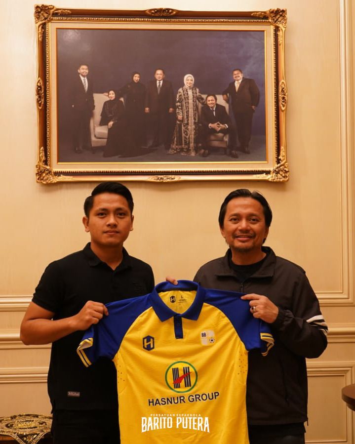 CEO Barito Putera dan Natanael Siringoringo usai menandatangani kontrak di Hang Tuah, Jakarta. (Foto : Istimewa)