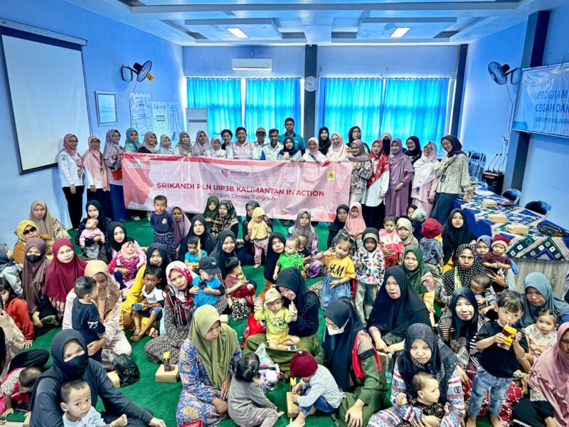 Srikandi PLN UIP3B Kalimantan foto bersama dengan seluruh anak penerima paket gizi cegah stunting di Puskesmas Rawat Inap Cempaka Banjarbaru. (Foto : Istimewa)