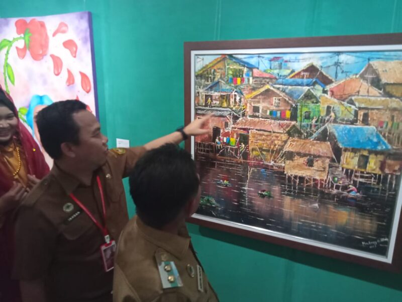 Wakil walikota Banjarmasin, Arifin Noor melihat salah satu hasil karya seni lukisan yang terpampang di BAW 2023. (Foto : Istimewa)