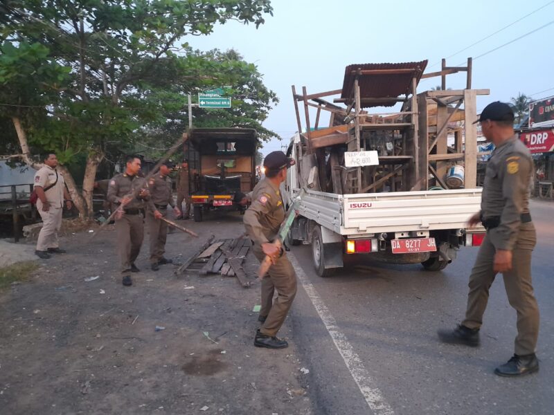 Satpol PP Banjarmasin menertibkan lapak pedagang kaki lima di kawasan Sungai Gardu, Kelurahan Sungai Lulut. (Foto : Istimewa)