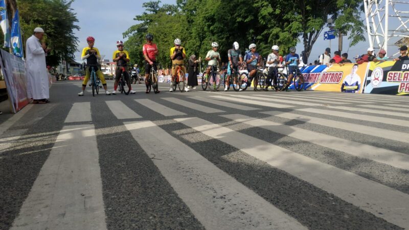 Perhelatan Creterium Race (Roadbike) Bupati Kotabaru 2023 di depan Wisata Siring Laut Kotabaru diikuti peserta dari pulau Jawa. (Foto : Istimewa)