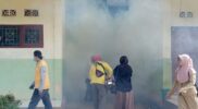 Dinas Kesehatan Kotabaru melakukan fogging di Desa Sebelimbingan sebagai tindak lanjut peningkatan kasus Deman Berdarah. (Foto : Istimewa)