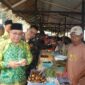 Bupati Korabaru Sayed Jafar saat meninjau lokasi pasar berkah Ramadhan di Limbur Raya. (Foto : Istimewa)