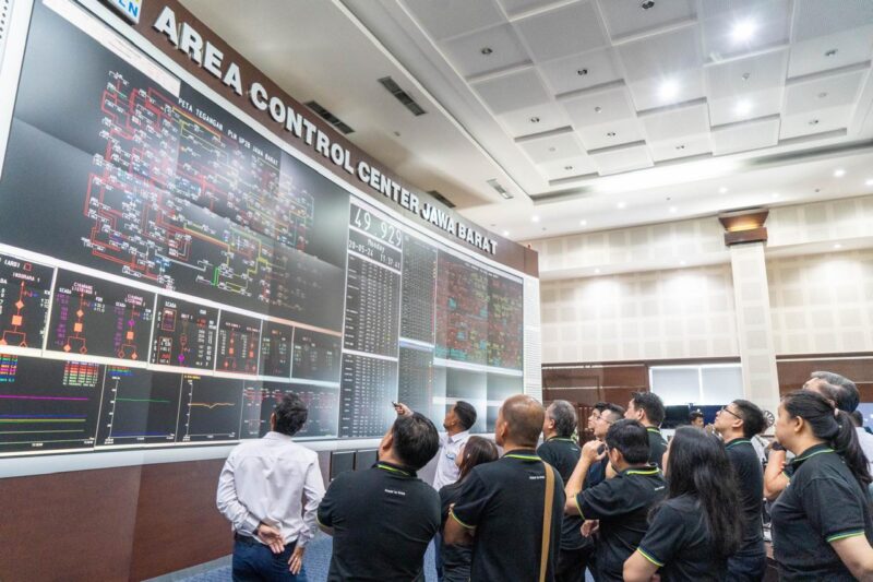 Andi Makkurade, Senior Manager Operasi Sistem PLN UIP3B Kalimantan (tengah) menjelaskan sistem kelistrikan di PLN kepada rombongan SEB