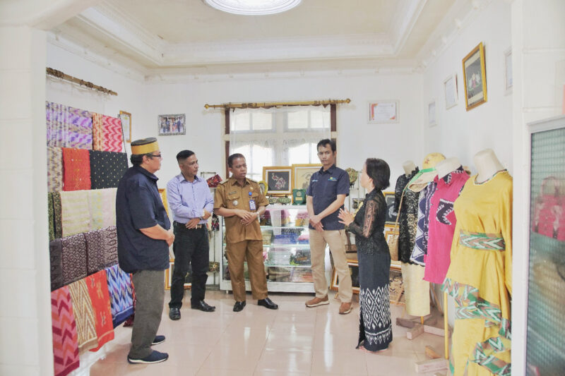 MEMPAWAH, wasaka.id - Seni menenun songket, sebuah tradisi yang sangat dihargai di Mempawah, terus bersinar sebagai perwujudan warisan budaya dan inovasi kontemporer.  PT PLN (Persero) Unit Induk Penyaluran dan Pusat Pengatur Beban (UIP3B) Kalimantan melalui PLN Unit Pelaksana Pengatur Beban (UP2B) Kalimantan Barat (Kalbar) meresmikan