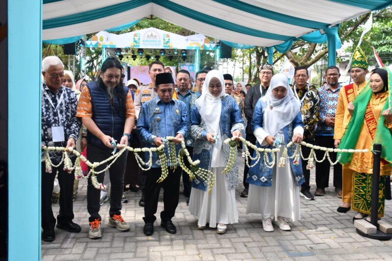Wakil Walikota Banjarmasin, Arifin Noor memotong pita tanda dimulainya Kongres VI Jaringan Kota Pusaka Indonesia (JKPI). (Foto : Istimewa)